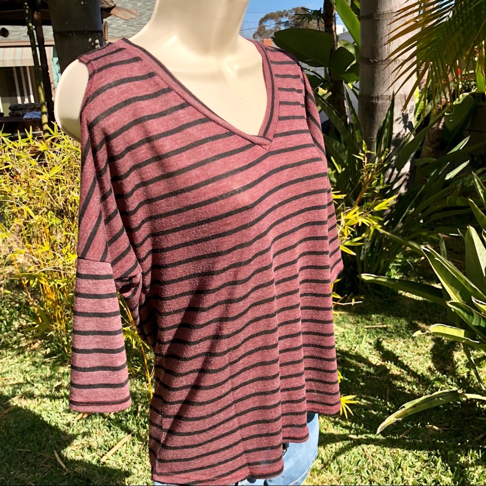 Small Cold Shoulder π€ 3/4 Sleeved - Picture 2 of 7